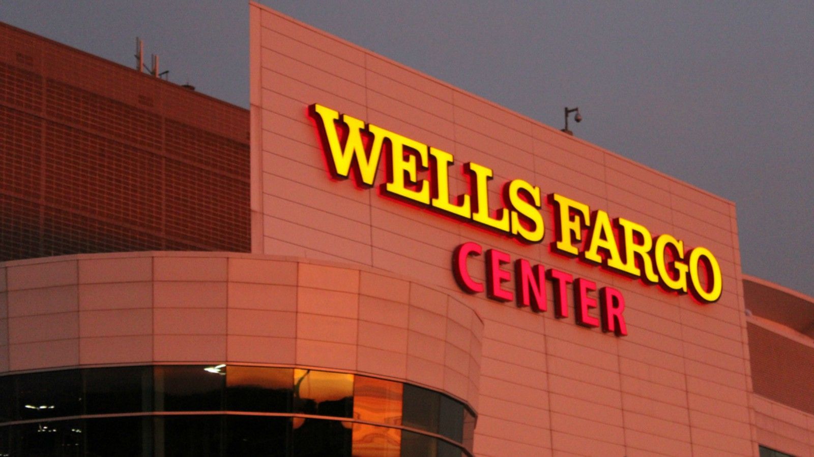 Hotels near Wells Fargo Center | Sheraton Suites Philadelphia Airport